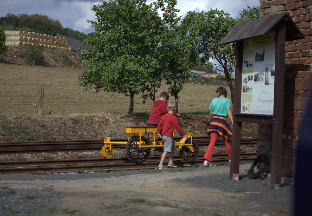 Ein Ableger des Eisenbahmuseum Zubrnice befindet sich in Lovečkovice, hier kan man ein paar Meter auf einer Draisine fahren, für Kinder kostenlos.  26.08.2018 15:26 Uhr.