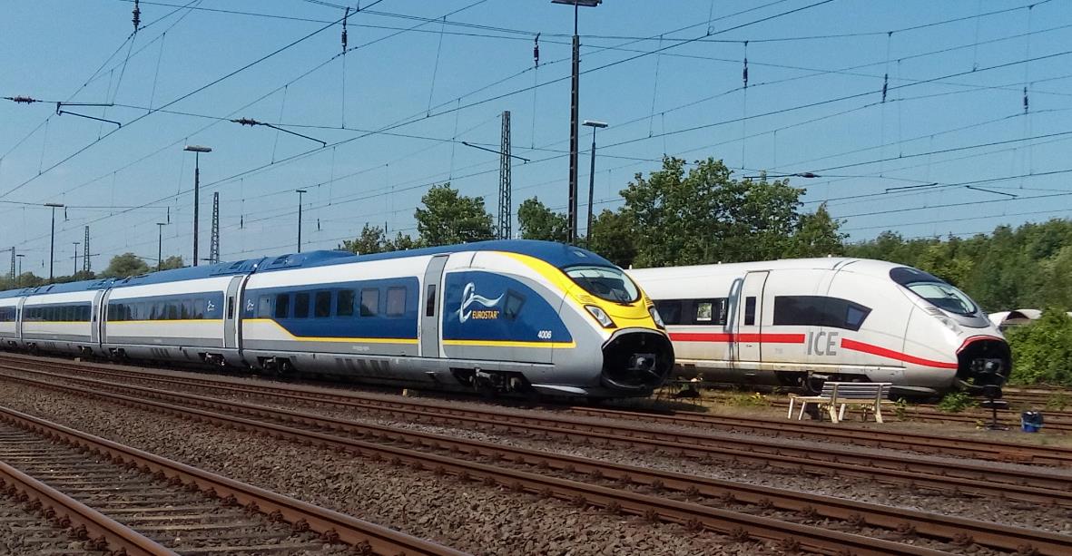 Ein absolut seltenes Bild, 2 x ICE Velaro, im Vordergrund als Eurostar320, gedacht für den Verkehr London-Köln und im Hintergrund unser bekannter ICE Velaro BR 407. Dieses Foto entstand am 17.07.2015 auf den von Siemens gemieteten Abstellgleisen in Moers Rheinkamp.