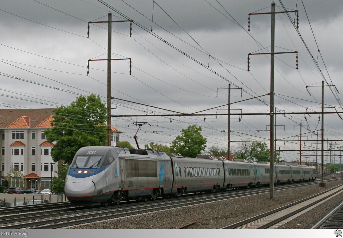 Ein Acela Express der 'Amtrak' ist am Abend des 13. Mai 2018 auf dem Northeast Corridor  unterwegs. Die Aufnahme entstand kurz vor dem Bahnhof Linden, New Jersey / USA mit Blickrichtung Norden.