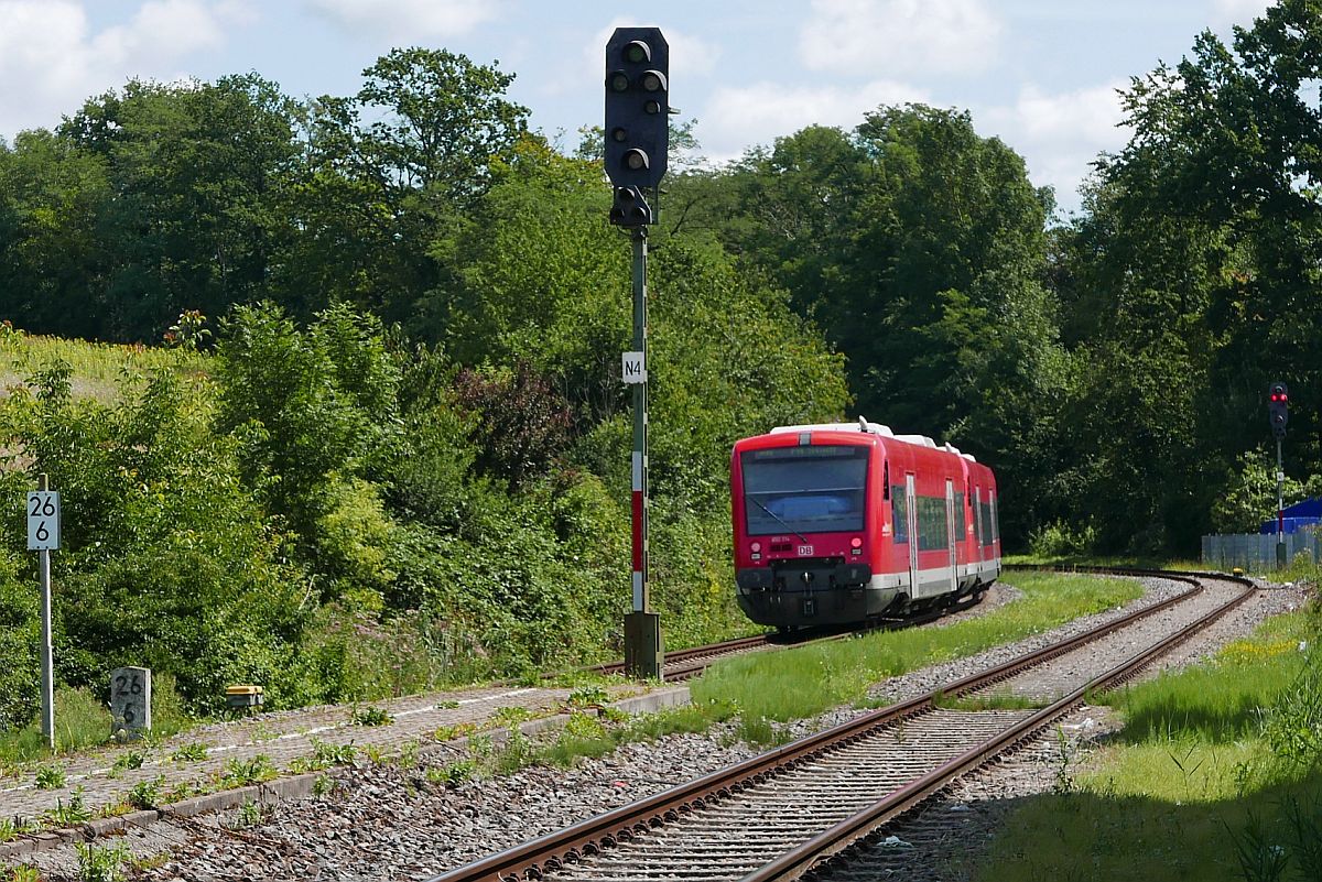 Ein älteres Lichthauptsignal, an dem das grüne Licht kaum zu erkennen ist wurde zusammen mit 650 113 und 650 314, am 16.08.2019 unterwegs als RB 22767, Radolfzell - Friedrichshafen Stadt, im Bahnhof von Uhldingen-Mühlhofen fotografiert.