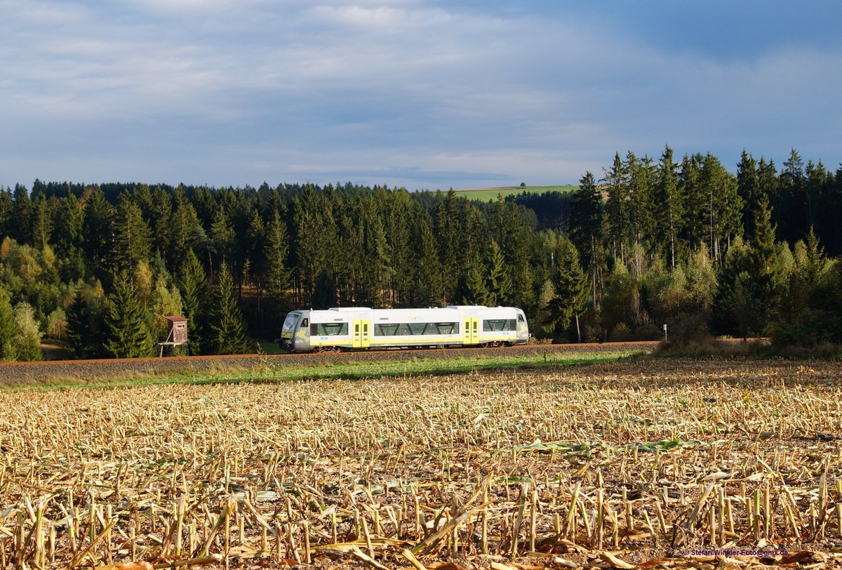 Ein AG 650 fährt durch den Herbst in Oberfranken. Der Mais ist schon weg, die Natur bereitet sich auf den Winter vor. Foto bei Stegenwaldhaus am 02.10.2016.
