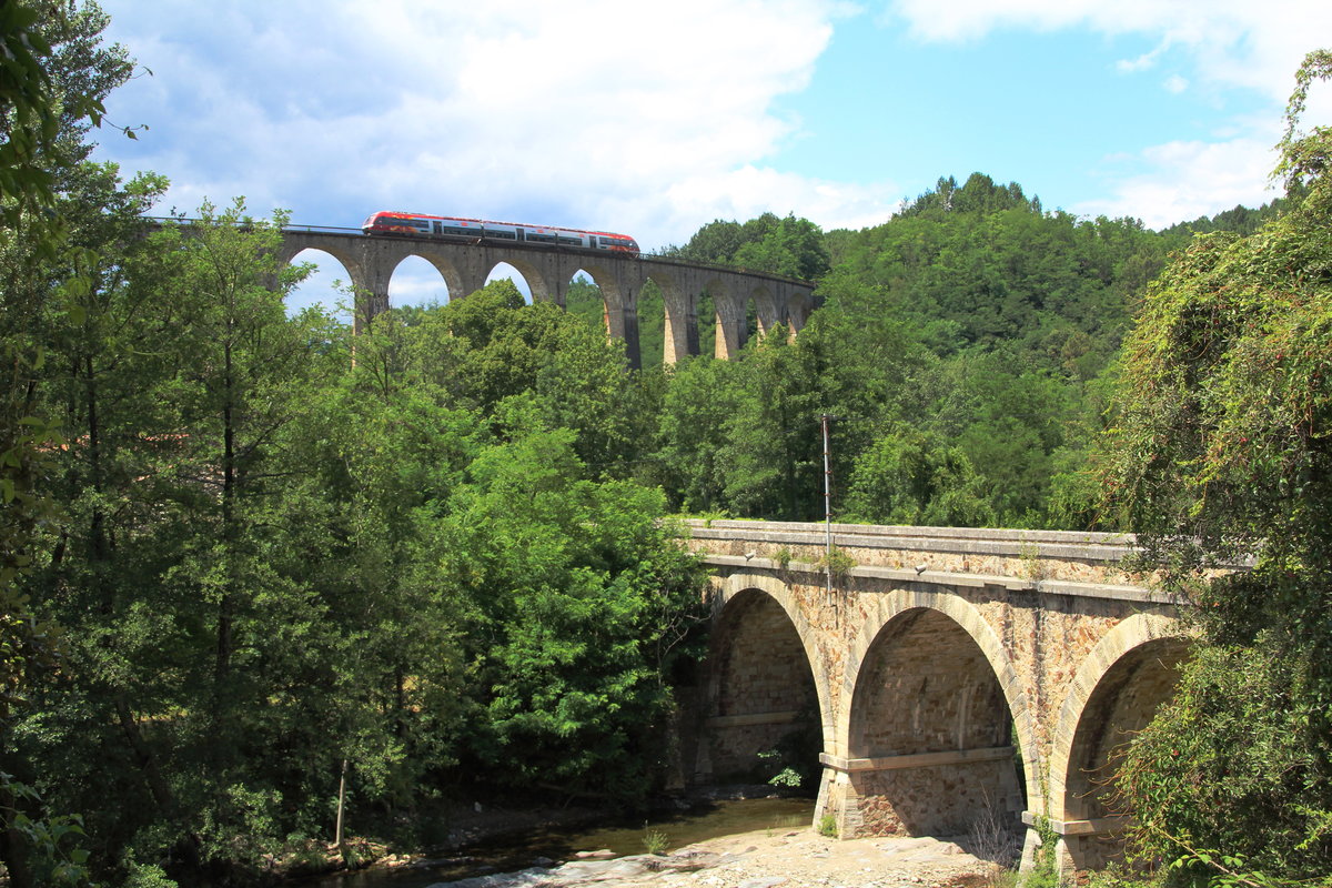 Ein AGC Z 27500 überfährt als TER77713 (Mende(F) - Nimes) das Viaduc de Chamborigaud.
Chamborigaud, 14. Juli 2016