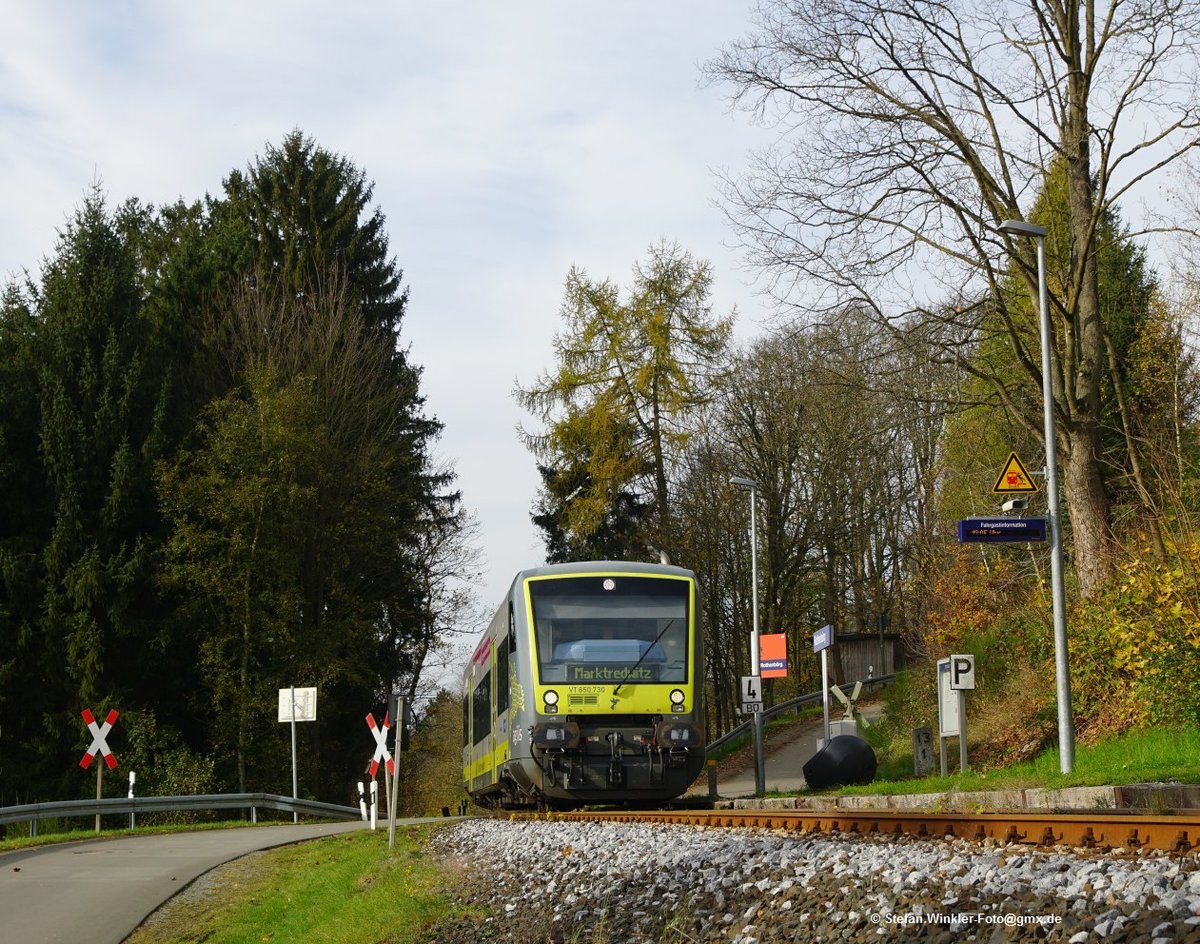 Ein Agilis 650er erreicht den Haltepunkt Rothenbürg bei Selbitz. Es ist der Anstieg aus dem Tal von Selbitz und Rothenbach hinauf Richtung Hof. Die Steigung geht gut noch 1,5 Kilometer bis Stegenwaldhaus. Hier im Hp ist die Steigung etwas zurückgenommen, gleich am Bahnsteigende geht es wieder steiler bergauf, also im Rücken des Fotografen. Rechts steht noch ein kleiner Unterstand als Wetterschutz. Foto vom 02.11.2017.   Bilderdiebstahl wird verfolgt - man kann ja einfach fragen...