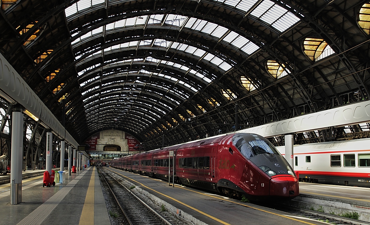 Ein AGV 575 der Nuovo Trasporto Viaggiatori S.P.V. (NTV) steht am 01.05.2019 abfahrbereit in Milano Centrale. Seit 2012 setzt NTV als Konkurrent zur Trenitalia Hochgeschwindigkeitszüge zwischen verschiedenen italienischen Städten ein.