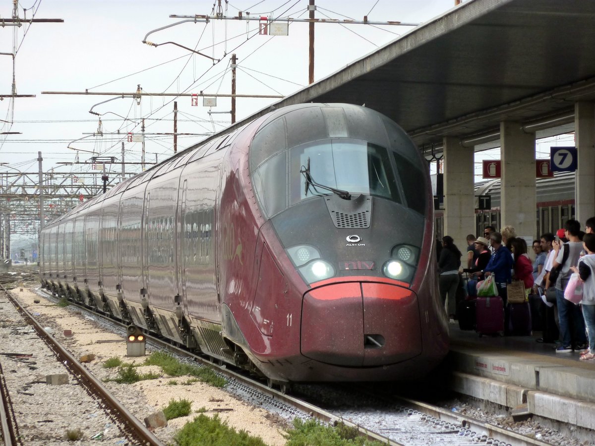 Ein AGV als  Italo  steht am 24.08.2015 im Bahnhof Venezia Santa Lucia zur Abfahrt nach Rom bereit.