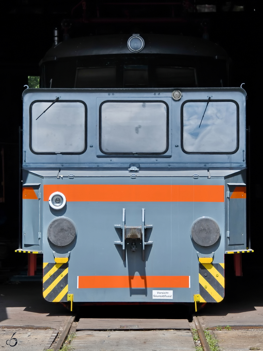 Ein Akku-Schleppfahrzeug ASF steht zur Begrüßung im Eingangsbereich des Eisenbahnmuseums Weimar. (August 2018)