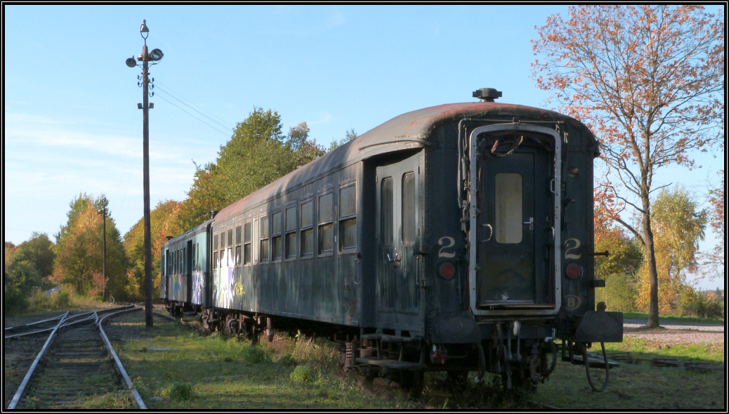 Ein aktuelles Foto von der Vennbahn,hier zu sehen zwei abgestellte Personenwagen
am Bahnhof in Raeren (Belgien),an der westlichen Ausfahrt nach Eupen. Szenario vom 26.10.2015.Das Gelände ist öffentlich zugänglich.