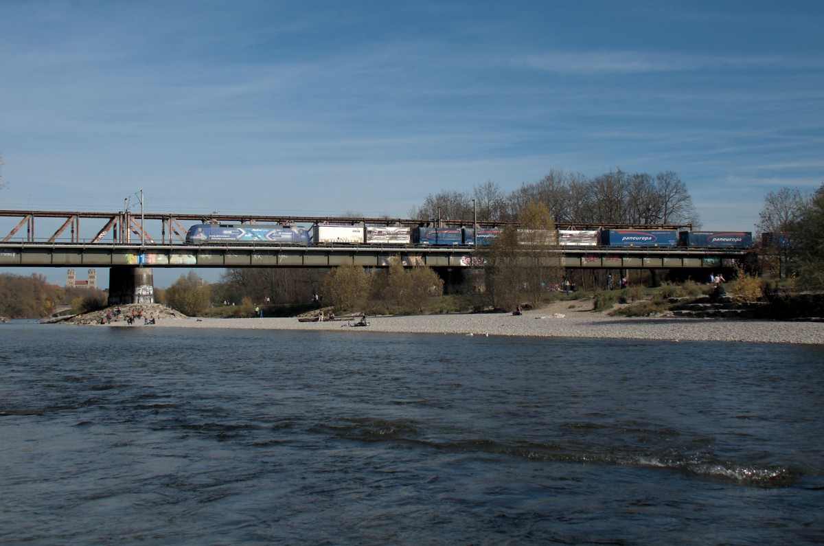 Ein Albatros fliegt am 08.11.15 über die Braunauer Brücke in München