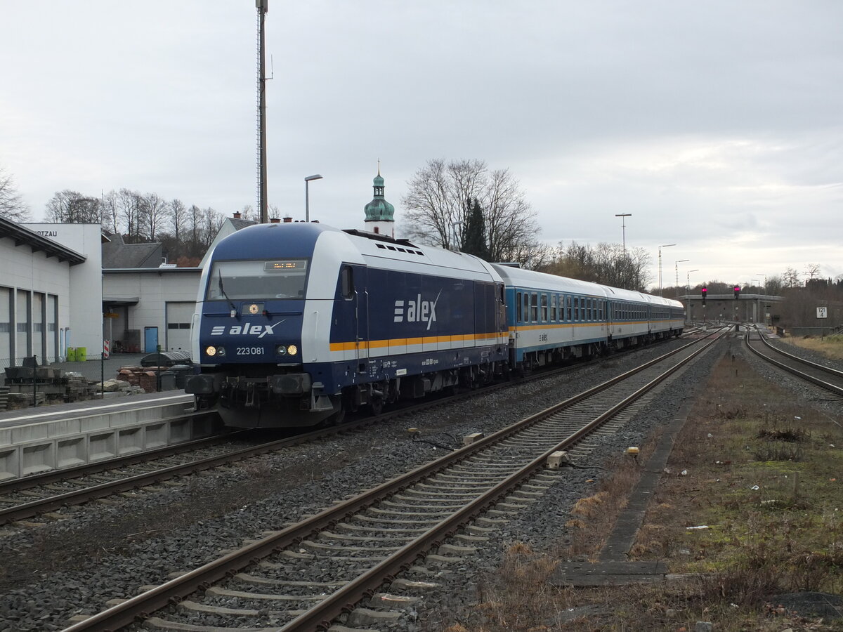 Ein Alex mit BR 223 (Siemens EuroRunner 20) bei der durchfahrt am 14.01.2023 in Oberkotzau.

Foto von Bahnsteig 4/5 gemacht.