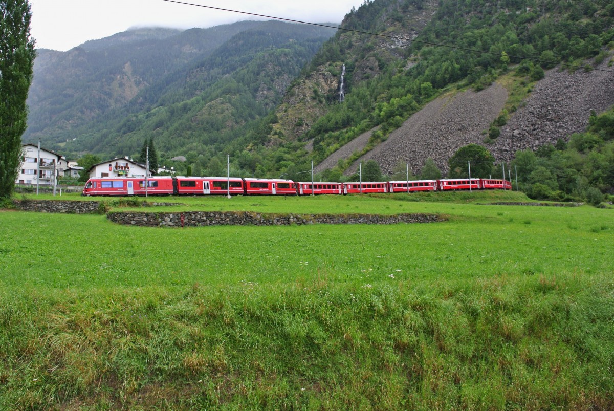 Ein Allegra mit einem Regio nach Tirano bei Brusio, 26.08.2013.