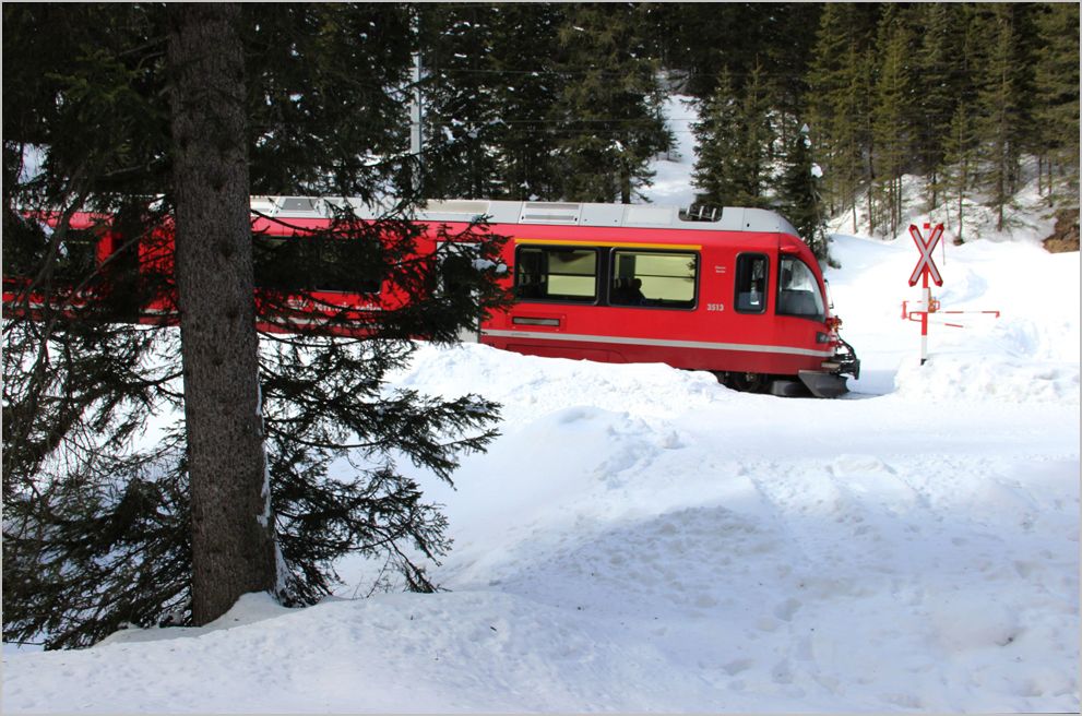 Ein Allegro Triebzug ist auf der Arosalinie kurz nach dem Verlassen von Arosa auf dem Weg bergab nach Chur. 28.2.14