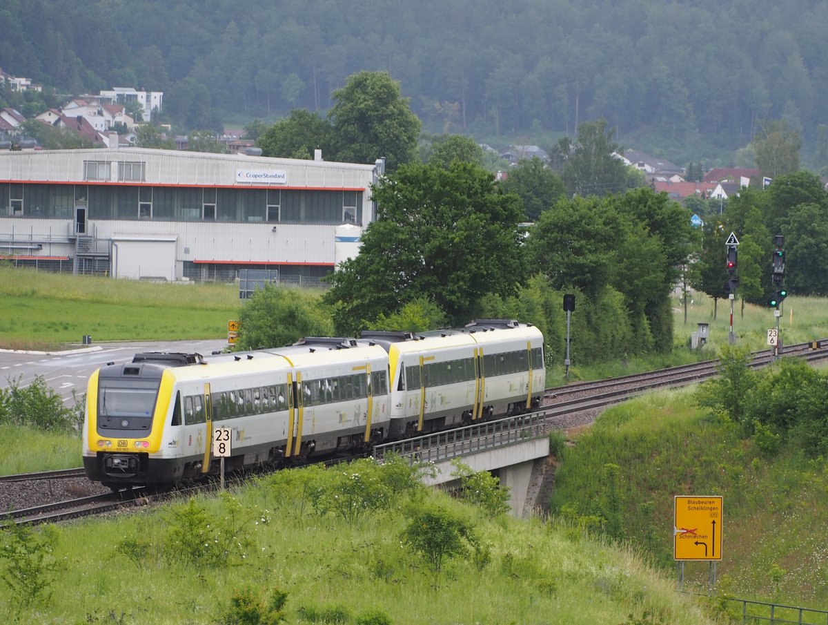 Ein alltäglicher Anblick auf der Donautalbahn (KBS 755): Zwei Triebwagen der Baureihe 612 bilden den RE 22317 Donaueschingen - Ulm, hier kurz vor der Einfahrt in den Bahnhof Schelklingen.

Aufnahmedatum: 20 Juni 2019