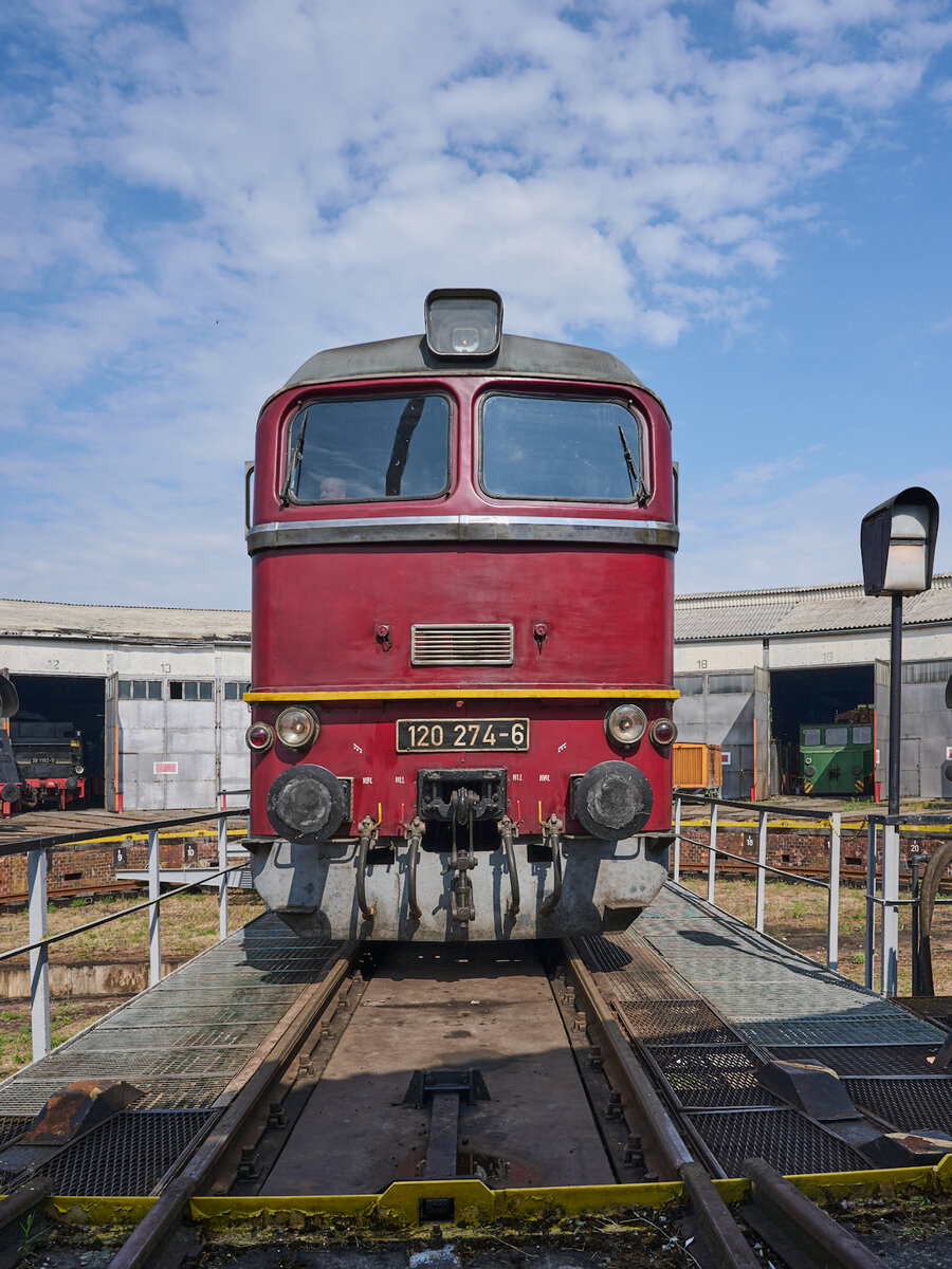 Ein allt�gliches Bild im Reichsbahn-Bw der 70er Jahre: 120 274 steht auf der Drehscheibe des Bw Arnstadt. Mehrere Dampfloks und ein ASF stehen im Schuppen. (Fotoveranstaltung 01.08.2026)