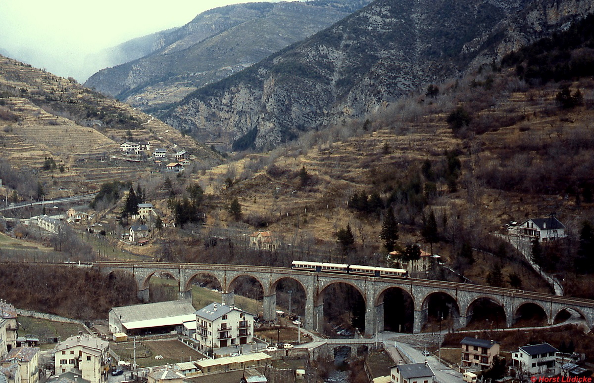 Ein ALn 663 der FS im März 1987 auf dem Viadukt in Tende. Von hier sind es noch ca. 1.000 Höhenmeter hinab bis zum Mittelmeer. Dieser Höhenunterschied wird durch zahlreiche Brücken und Tunnel, darunter 4 Kehrtunnel und 3 Kreiskehrtunnel, überwunden.