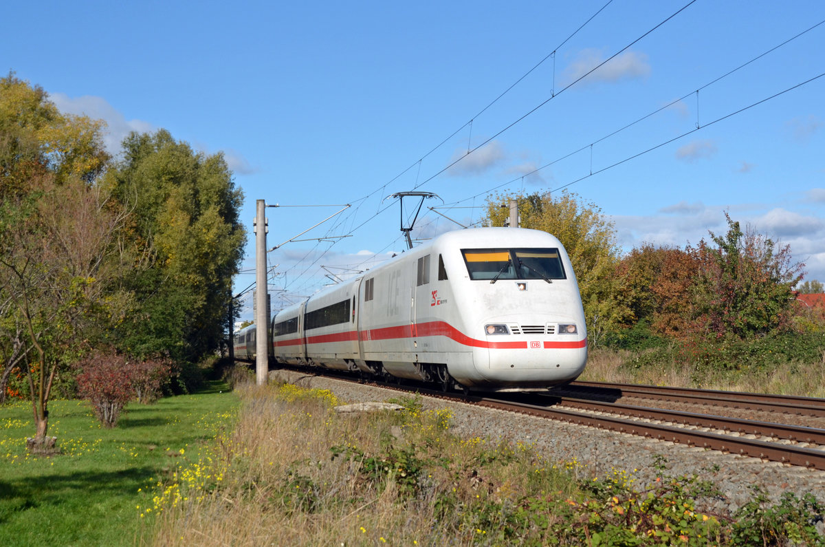 Ein als ICE 795 nach Leipzig verkehrender Triebzug der Reihe 401 passiert am 11.10.20 Greppin. Wegen Bauarbeiten wird der gesamte Fernverkehr von und nach Berlin über Dessau geführt.