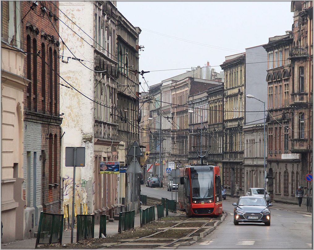 Ein Alstom Citadis in den Straßen von Bytom, März 2018