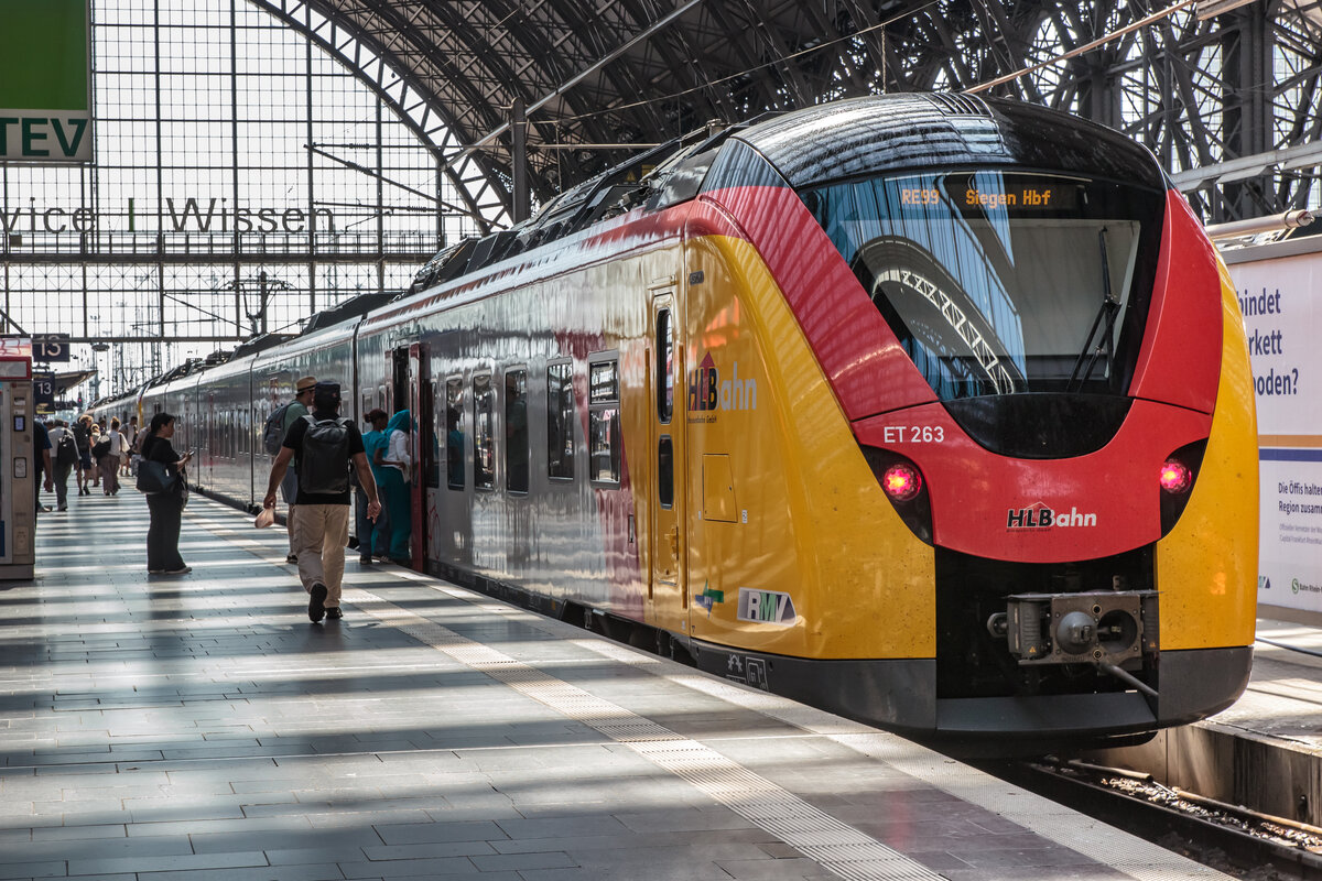 Ein Alstom Coradia Continental (ET 263) der HLB als RE 98/RE 99 (Main-Weser- und Main-Sieg-Express) nach Kassel Hbf, bzw. Siegen Hbf kurz vor der Abfahrt Hier in Frankfurt (Main) Hbf. (Aufgenommen: 20.06.2026)