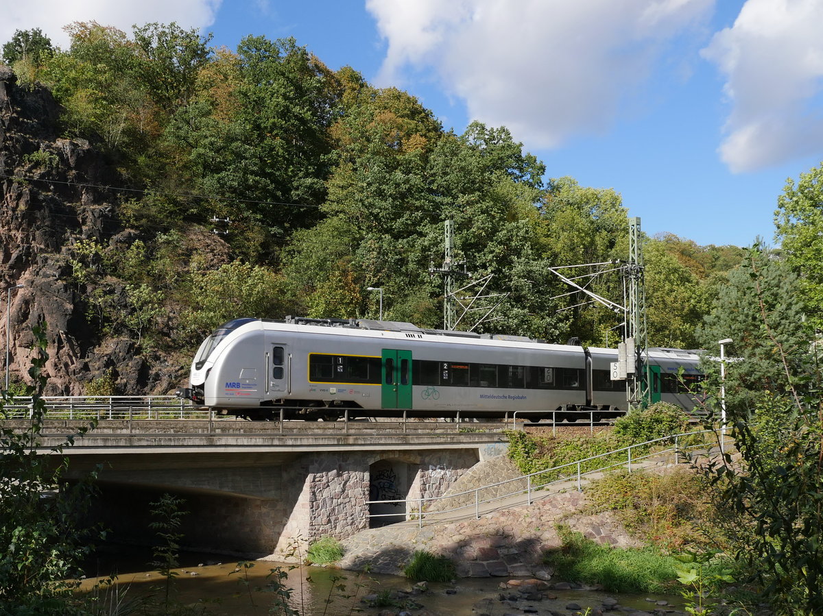 Ein Alstom Coradia Continental von Transdev Regio Ost (Mitteldeutsche Regiobahn (MRB) als 74085 (RB 30) von Zwickau (Sachs) nach Dresden Hbf; im Plauenschen Grund bei Freital beim Überqueren der Weißeritz, 24.09.2018
