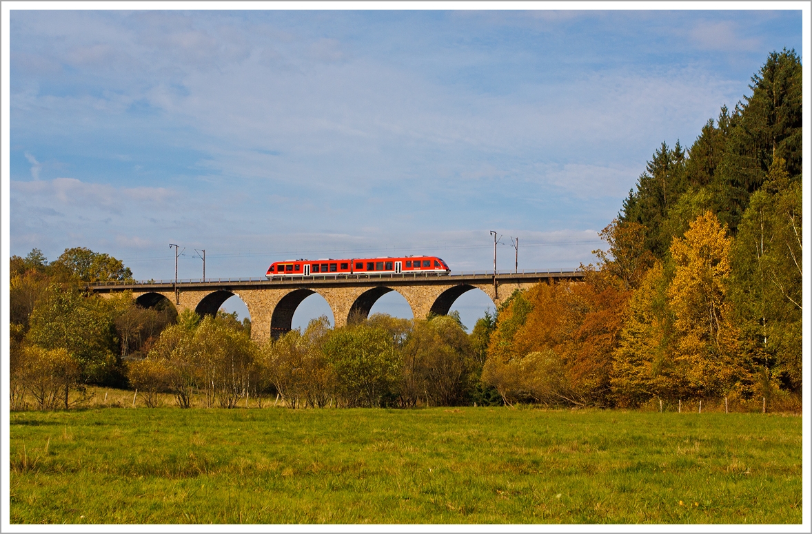 Ein Alstom Coradia LINT 41 (Dieseltriebwagen BR 648) der DreiLnderBahn fhrt am 19.10.2013 als RB 95 (Au/Sieg-Siegen-Dillenburg) ber den Rudersdorfer Viadukt in Richtung Dillenburg, nchster Halt ist Rudersdorf. 

Der Rudersdorfer Viadukt wurde zwischen 1914 und 1915 gebaut, und gehrt zu den  Ingenieur-Grobauwerken der Dillstrecke (KBS 445).
