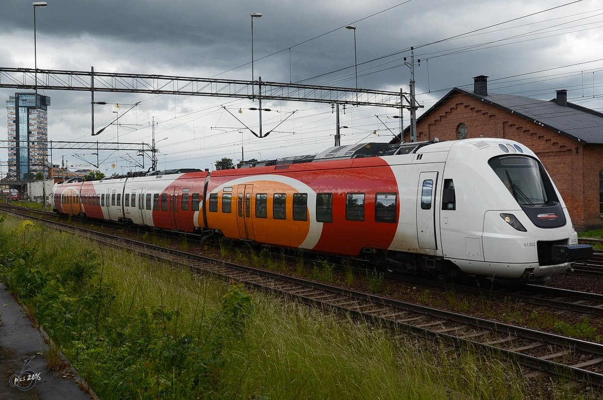 Ein Alstom Coradia Nordic X61 Triebzug der Östgötatrafiken fährt am 04.06.2012 in den Bahnhof Linköping ein.