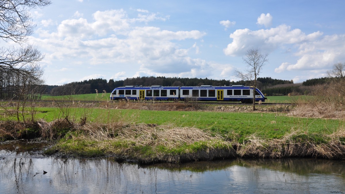 Ein Alstom Coradia Typ LINT 41 im Paartal zwischen Unterschneitbach und Sulzbach in Richtung Augsburg am 12.04.2015 unterwegs.