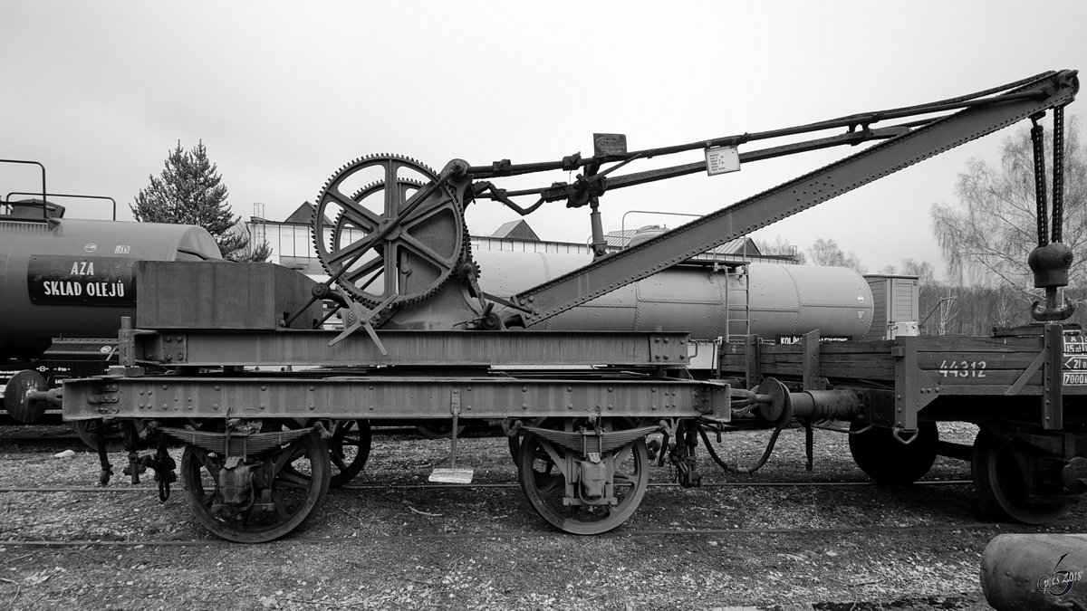 Ein alter 3-Tonnen-Schienenkran Anfang April 2018 im Eisenbahnmuseum Lužná u Rakovníka.