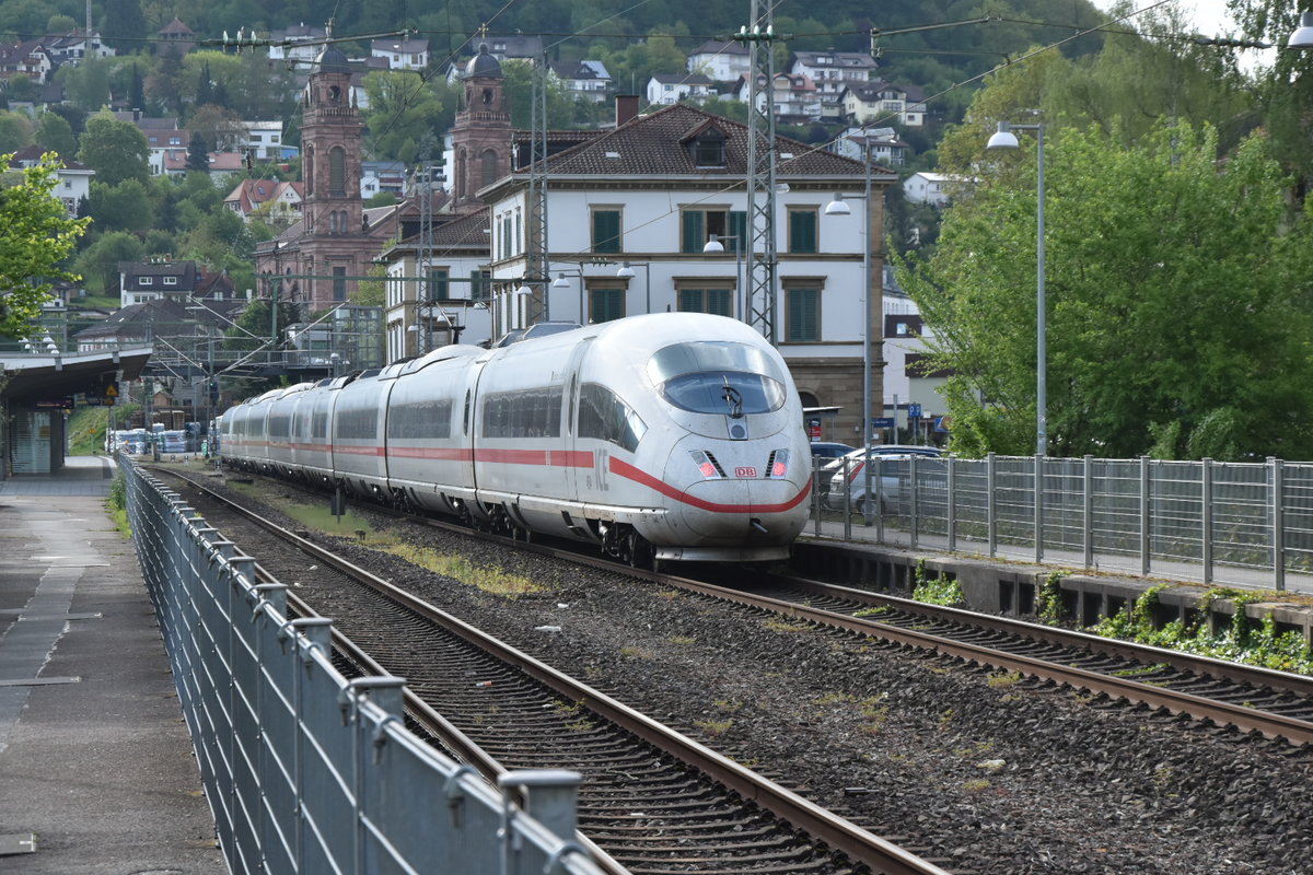 Ein alter Bekannter auf Abwegen, hier in Eberbach ist der ICE 4684/406 584 mit der Zugnummer 715 gen Stuttgart auf der Neckartalbahn zusehen, ursächlich für diese Fahrstrecke ist die BUGA in Heilbronn. Daher ist der ICE und IC-Betrieb in Neckartal nur temporal.Eberbach den 10.5.2019 