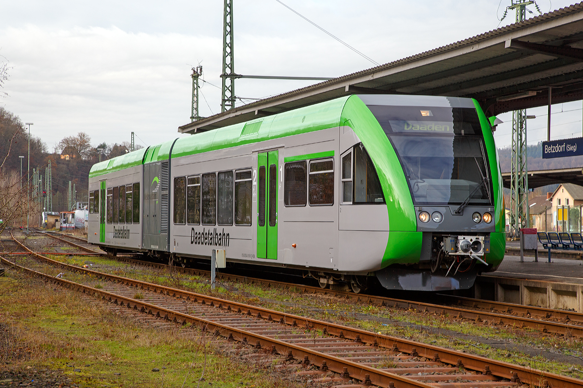 
Ein alter Bekannter bei einem neuen Eigentümer und in einem neuen Design......
Ein Stadler GTW 2/6 (95 80 0946 418-0 D-WEBA / 95 80 0646 418-3 D-WEBA / 95 80 0946 918-9 D-WEBA) der Westerwaldbahn (WEBA), ex VT 118 der Hellertalbahn steht am 12.12.2015, als RB 97  Daadetal-Bahn   (Betzdorf/Sieg – Daaden), im Bahnhof Betzdorf zur Abfahrt nach Daaden bereit.

Ich persönlich sehe das neue Design als eine sehr gelungen Farbgebung an. 