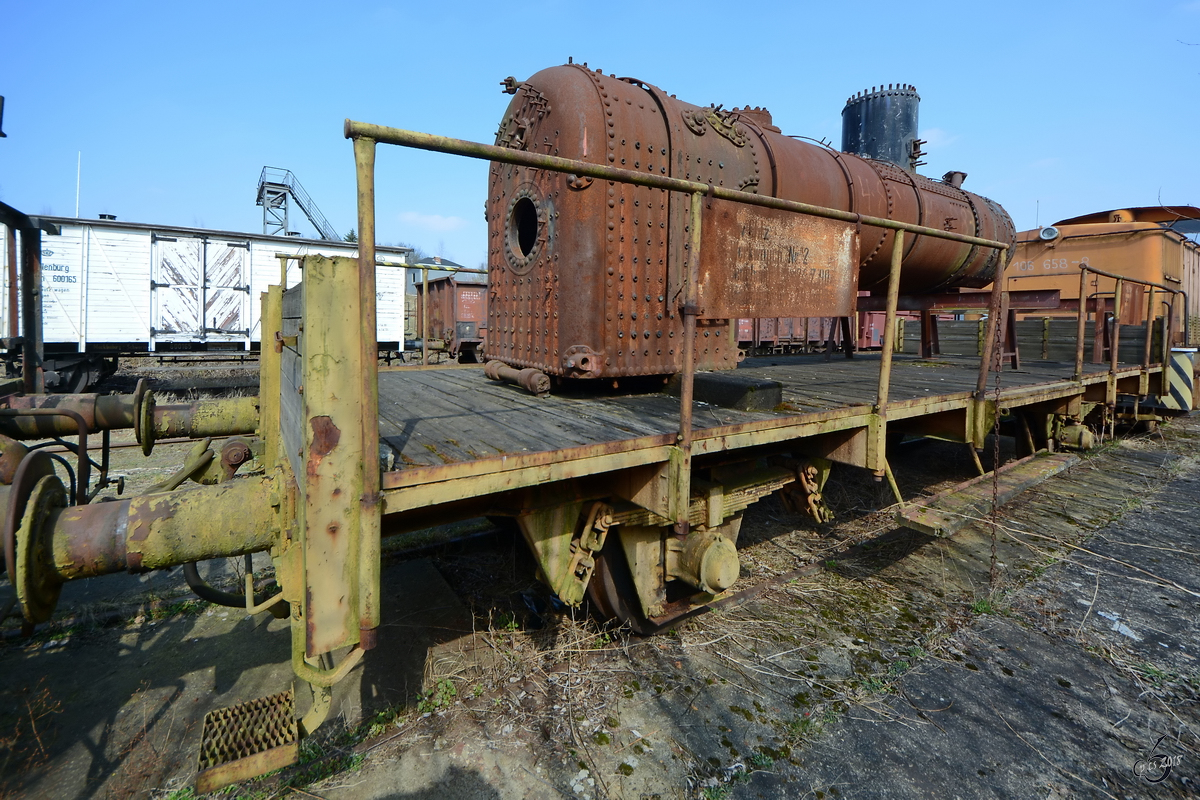 Ein alter Dampfkessel auf einem Güterwagen. (Sächsisches Eisenbahnmuseum Chemnitz-Hilbersdorf, April 2018)