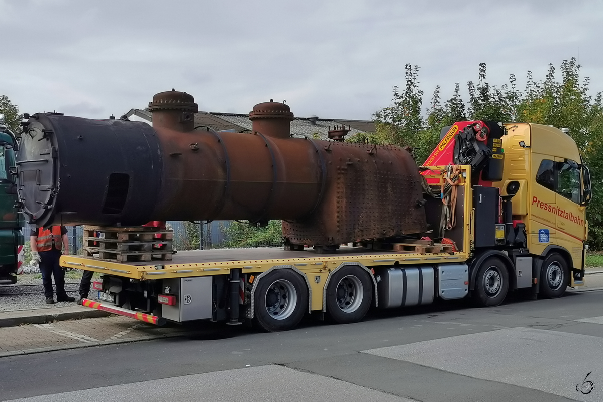 Ein alter Dampflokkessel wurde Ende September 2020 vor dem Gelände der Westfälische Lokomotiv Fabrik Karl Reuschling in Hattingen angeliefert.