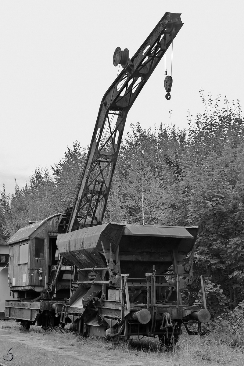 Ein alter Eisenbahndrehkran & Schüttgutwagen mit dosierbarer Schwerkraftentladung steht auf dem Gelände des sächsischen Eisenbahnmuseums in Chemnitz-Hilbersdorf. (September 2020)