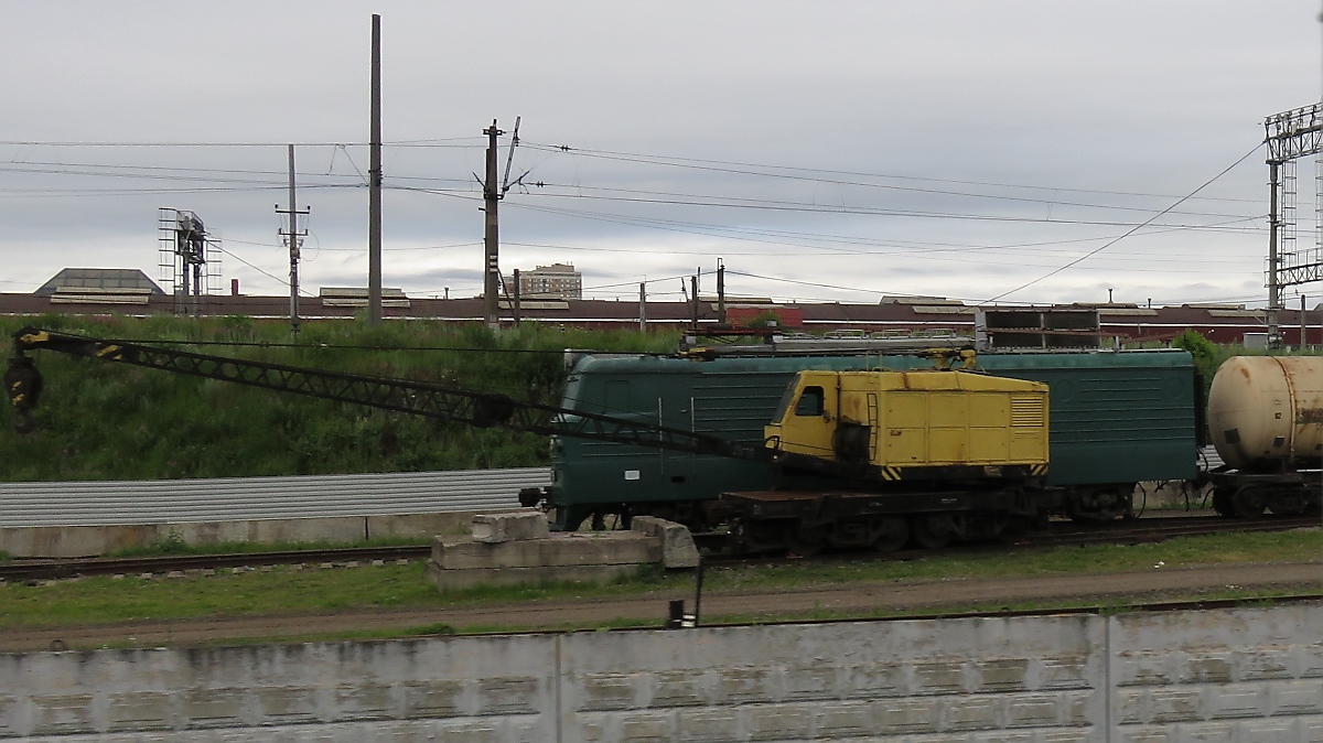 Ein alter Eisenbahnkran vor einer ausrangierten Lokomotivhälfte in St. Petersburg, 16.7.17