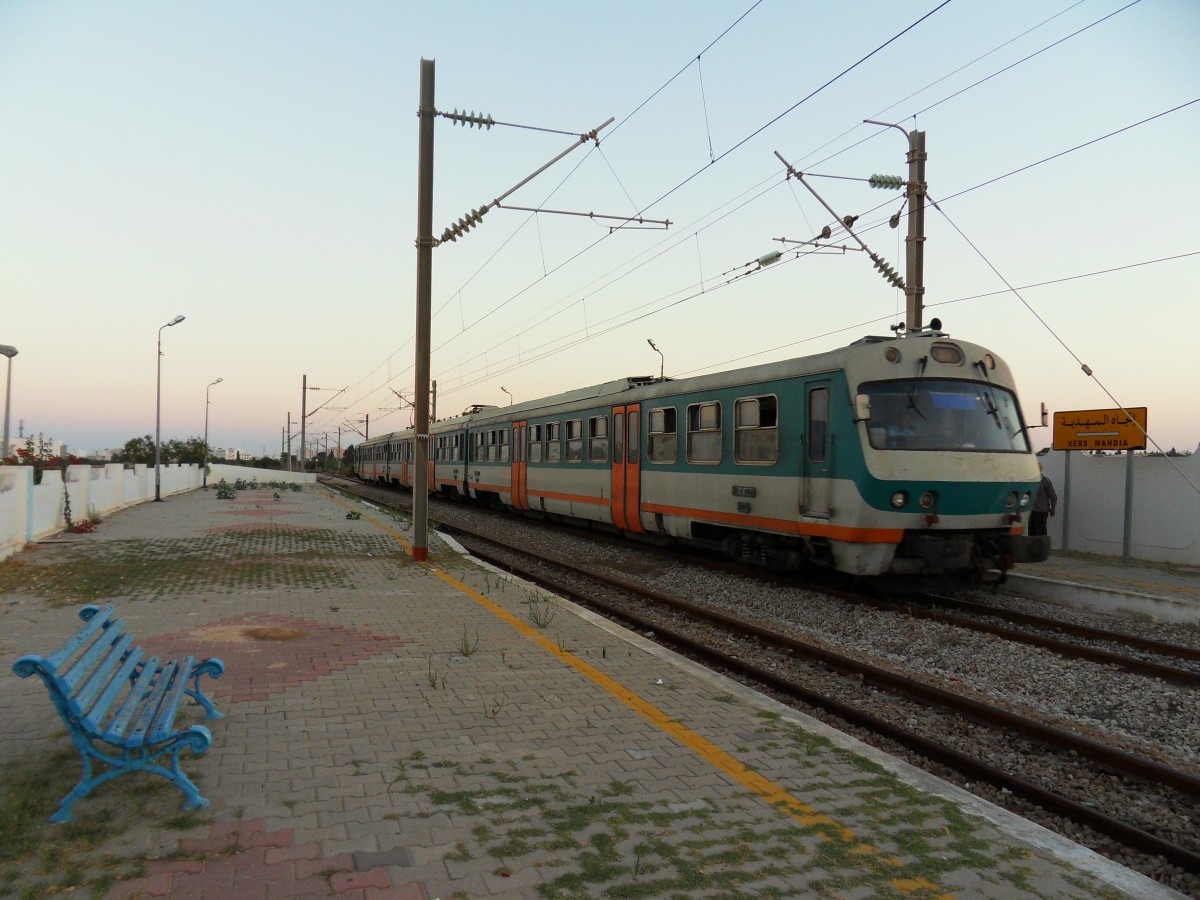 Ein alter Elektrotriebzug wartet am 21.08.2012 im Haltepunkt Mahdia Zone Touristique auf den Gegenzug.