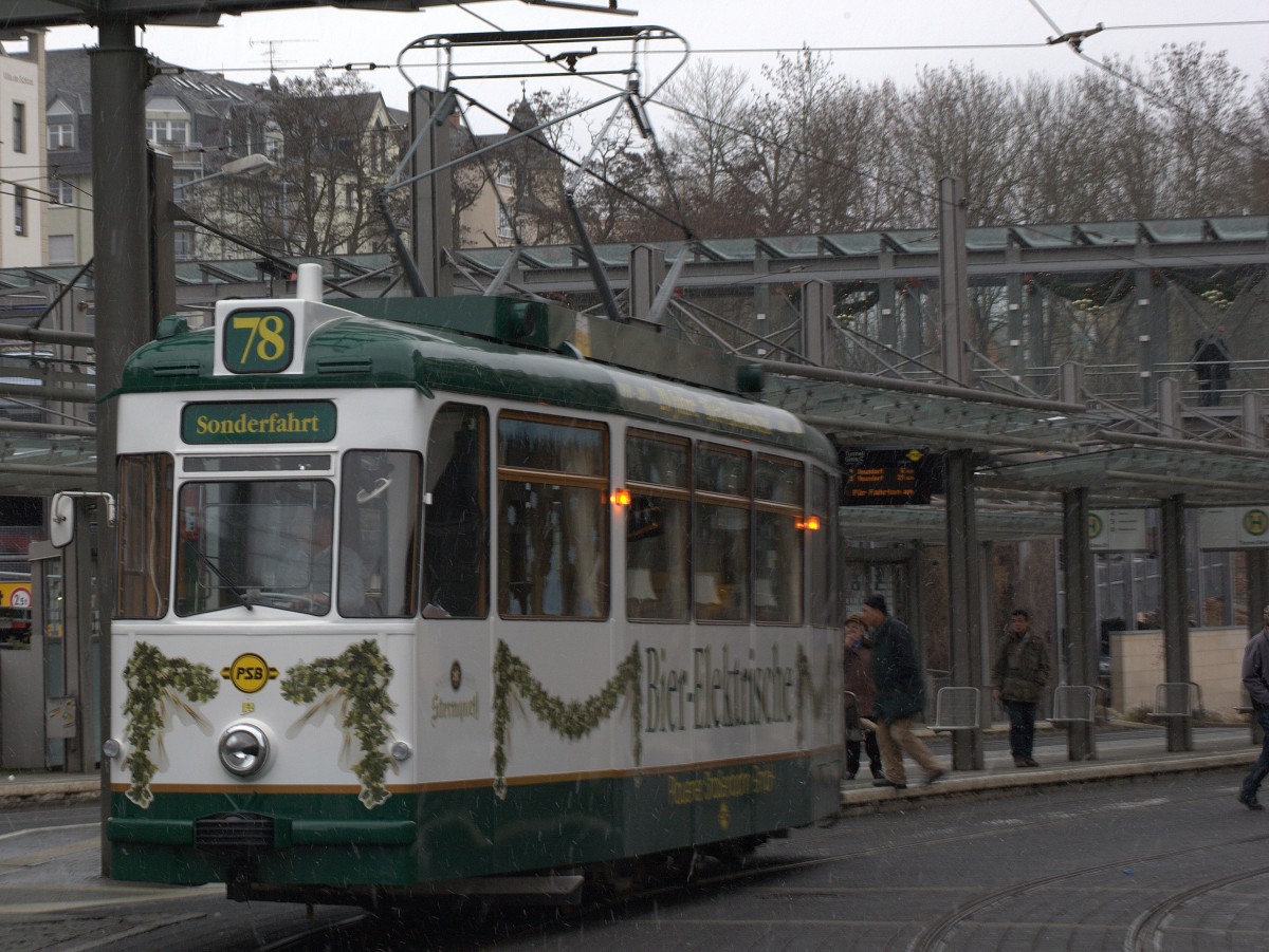Ein alter ET (Gotha oder CKD ?) ist als Bierstraenbahn in Plauen unterwegs.
07.12.2013 13:27 Uhr.