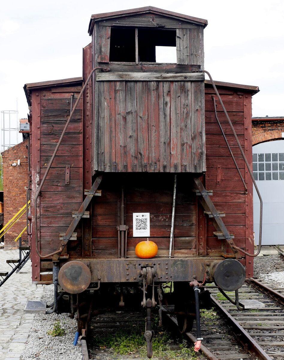 ein alter gedeckter G�terwagen in Holzbauweis mit Turmbremserhaus, abgestellt im Muzeum Kolejnictwa na Śląsku, 23.10.26  gegen 11.00 Uhr.Fast alle Ausstellungsst�cke sind  nicht sehr gut erhalten, man findet zahlreiche Fahrzeuge der ehemaligen DR, bis zum Ende des 2. Weltkrieges  war das Gebiet Niederschlesien deutsch.