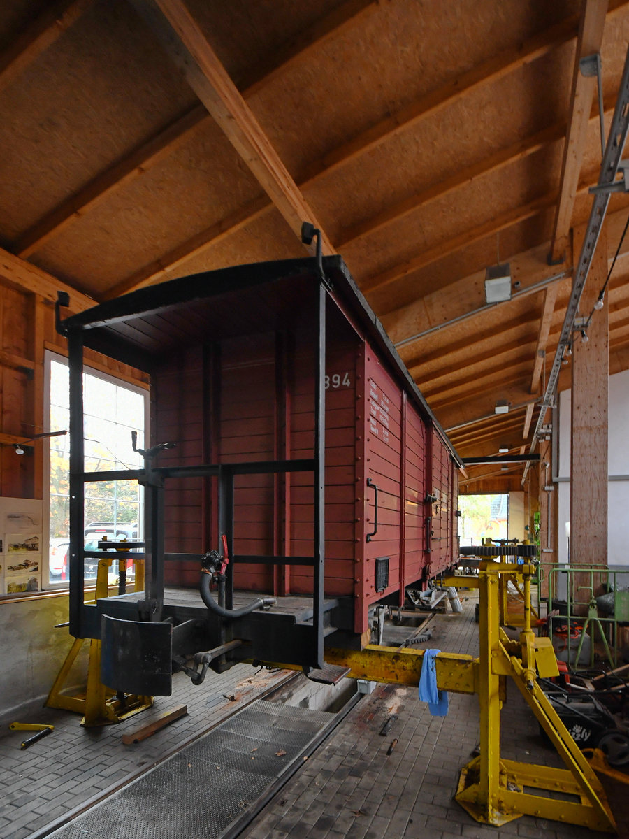 Ein alter gedeckter Wagen Anfang November 2018 in der Werkstatt am Bahnhof Hüinghausen.