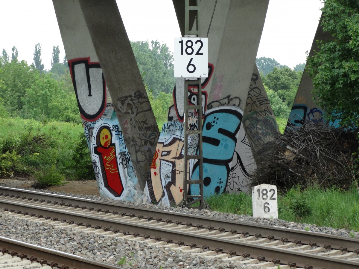 Ein alter Kilometer neben seinen Nachfolger am 02.05.14 bei Bad Vilbel