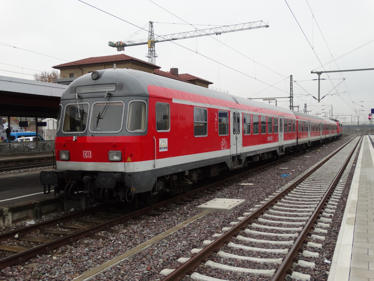 Ein alter n-Wagen Steuerwagen Bauart Karlsruhe am 04.12.14 in Neckarsulm 