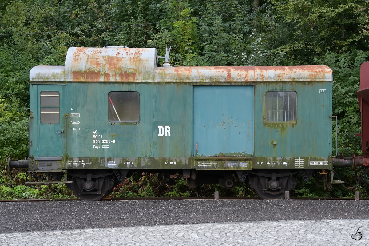 Ein alter Packwagen (Pwgs 40 50 940 0255-8) steht im Eingangsbereich des sächsischen Eisenbahnmuseums Chemnitz-Hilbersdorf. (September 2020)