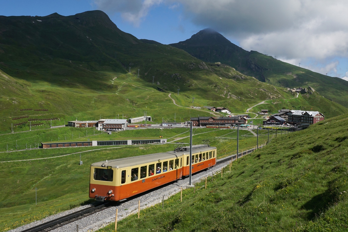 Ein alter Pendelzug, bestehend aus dem Bt 25 und dem BDhe 2/4 201, macht sich am 09.07.2016 auf den Weg Richtung Jungfraujoch. Er konnte oberhalb der Kleinen Scheidegg bildlich festgehalten werden.
