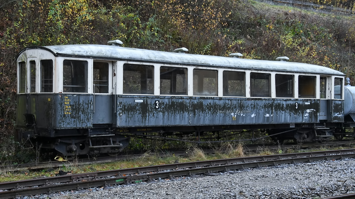 Ein alter Personenwagen, abgestellt im November 2018 am Bahnhof Hüinghausen.
