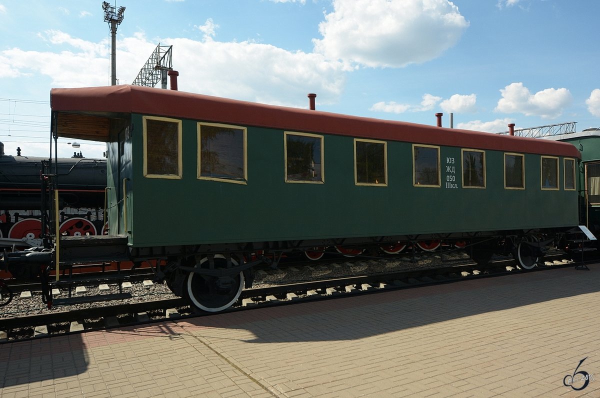 Ein alter Personenwagen im Eisenbahnmuseum von Moskau Anfang Mai 2016