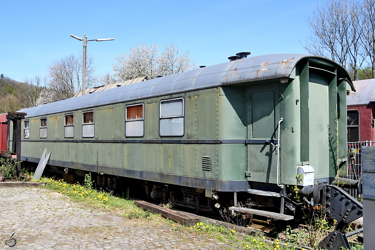 Ein alter Personenwagen Ende April 2019 in Radevormwald-Dahlhausen (Wupper).