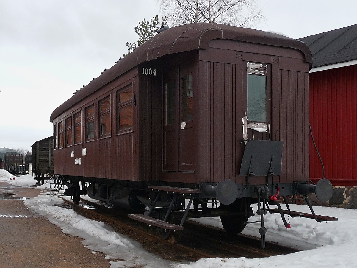 Ein alter Personenwagen Nr.1004 der VR im Finnischen Eisenbahnmuseums in Hyvinkää, 14.4.13 