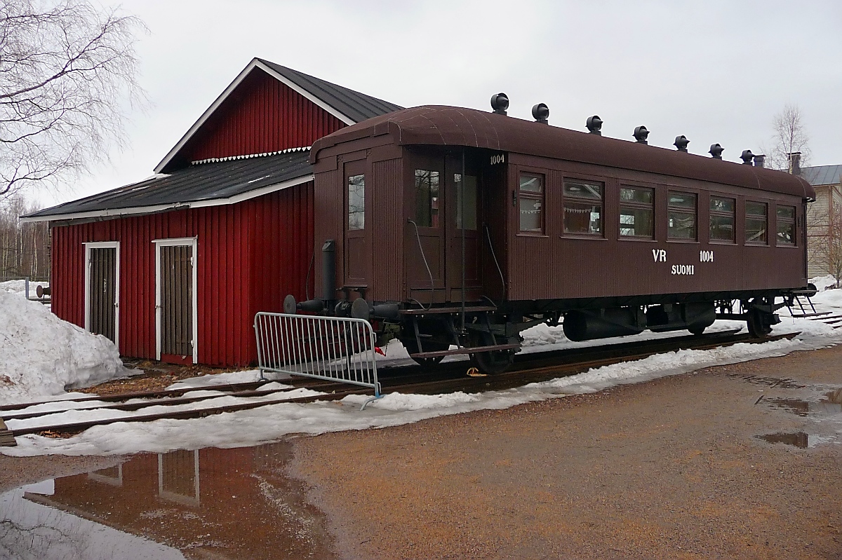 Ein alter Personenwagen Nr.1004 der VR im Finnischen Eisenbahnmuseums in Hyvinkää, 14.4.13