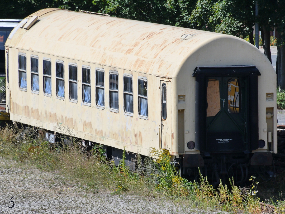 Ein alter Personenwagen stand Anfang August 2018 in Ilmenau. (Das Grafitti-Geschmiere wurde weitestgehend mit dem PC eliminiert)