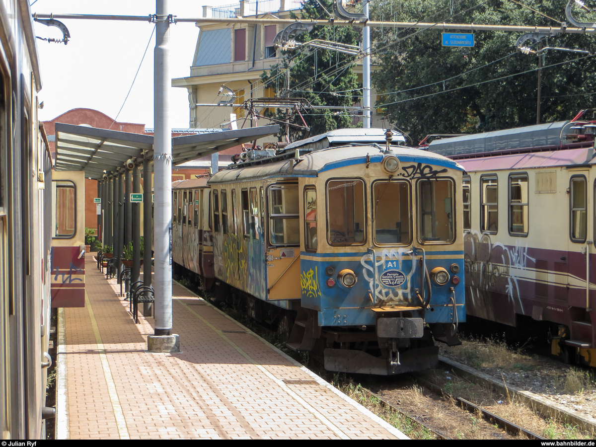 Ein alter und schon etwas schiefer Triebwagen der FGC steht im Bahnhof Genova Piazza Manin. Ob der Triebwagen noch fahrtauglich ist, entzieht sich meiner Kenntnis. Die Gleise im kleinen Bahnhof waren am 5. August 2013 so vollgestellt, dass der nur aus einem Triebwagen bestehende Regelzug am vorderen Ende des einen Perrons gerade noch Platz gefunden hat.