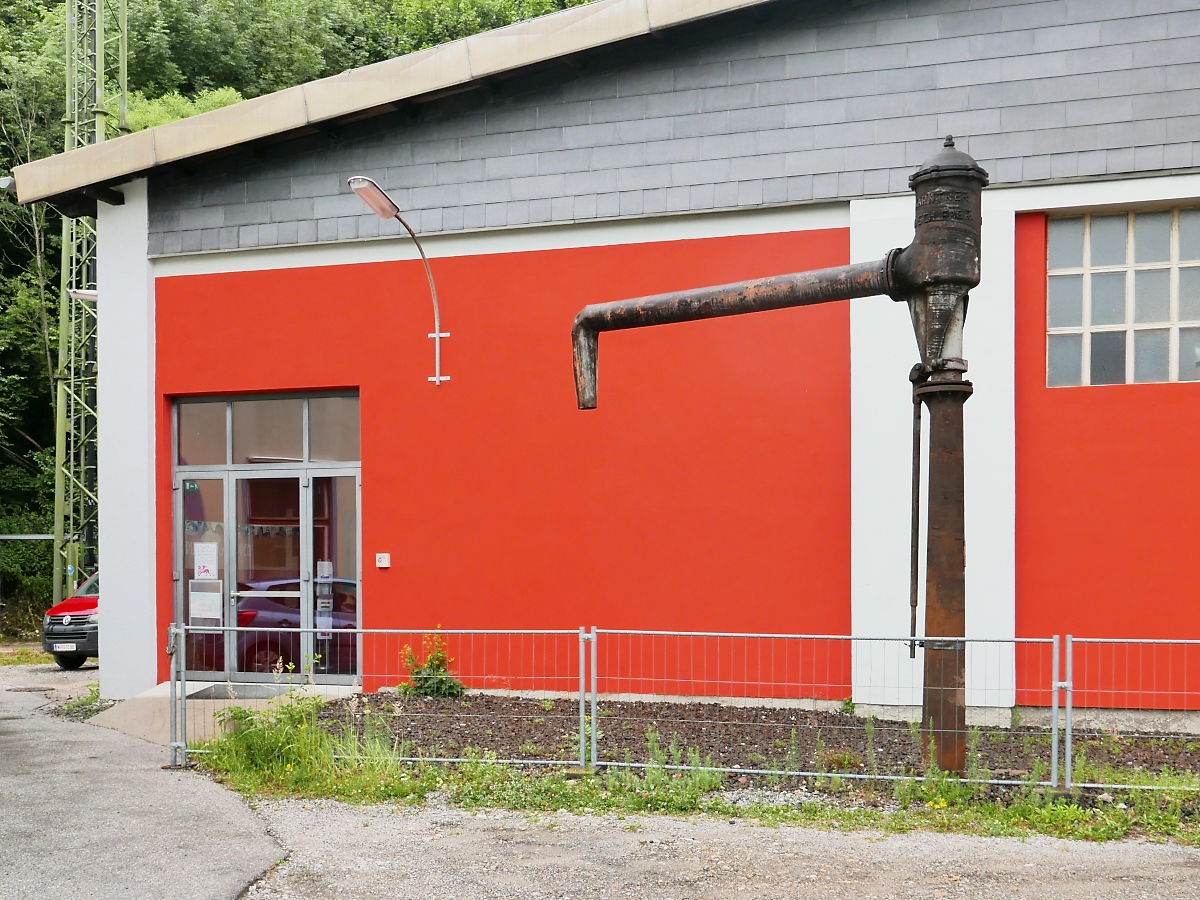 Ein alter Wasserkran steht am Eingang zum Rundlokschuppen des Südbahnmuseums am Bahnhof Mürzzuschlag, 07.07.2019 