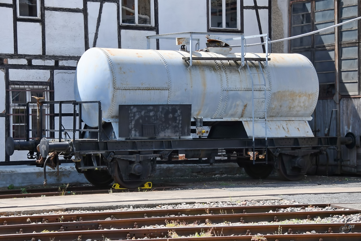 Ein alter zweiachsiger Kesselwagen im Eisenbahnmuseum Weimar. (August 2018)