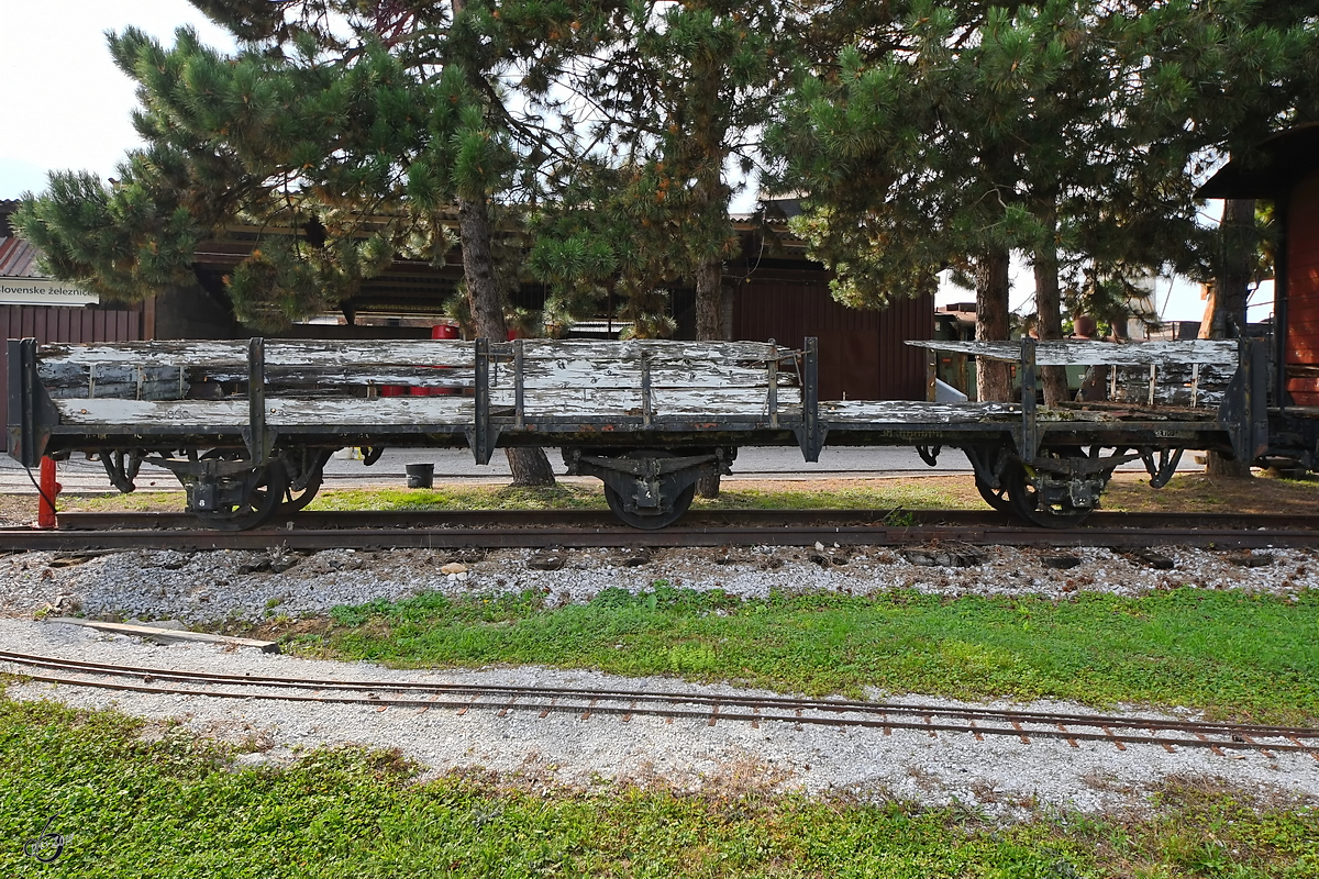 Ein altersschwacher 3-achsiger Flachwagen war Ende August 2019 im Eisenbahnmuseum Ljubljana ausgestellt.